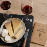 Week end dégustation vin et fromage : verres et plateau de fromages affinés