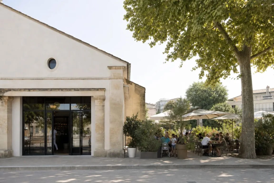 Brasserie chez fernand gaillac : façade et terrasse ombragée en périphérie de la ville