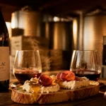 Vin nouveau Gaillac Primeur rouge : bouteille, verres et raisin au chai