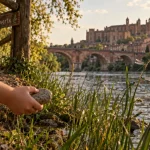 Balade au bord du tarn albi, sentier et pierre près de l’eau au Pont-vieux