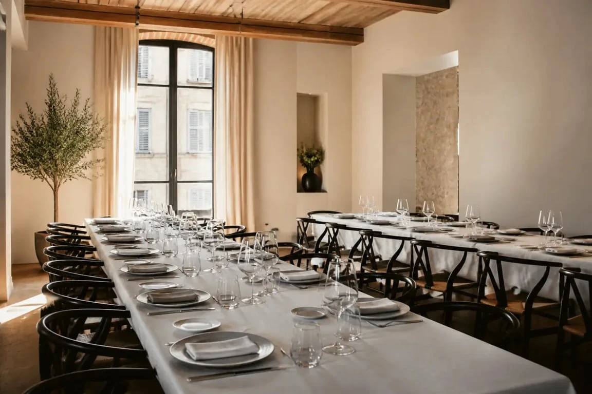 Restaurant bord du Tarn Gaillac avec salle conviviale pour repas de groupe
